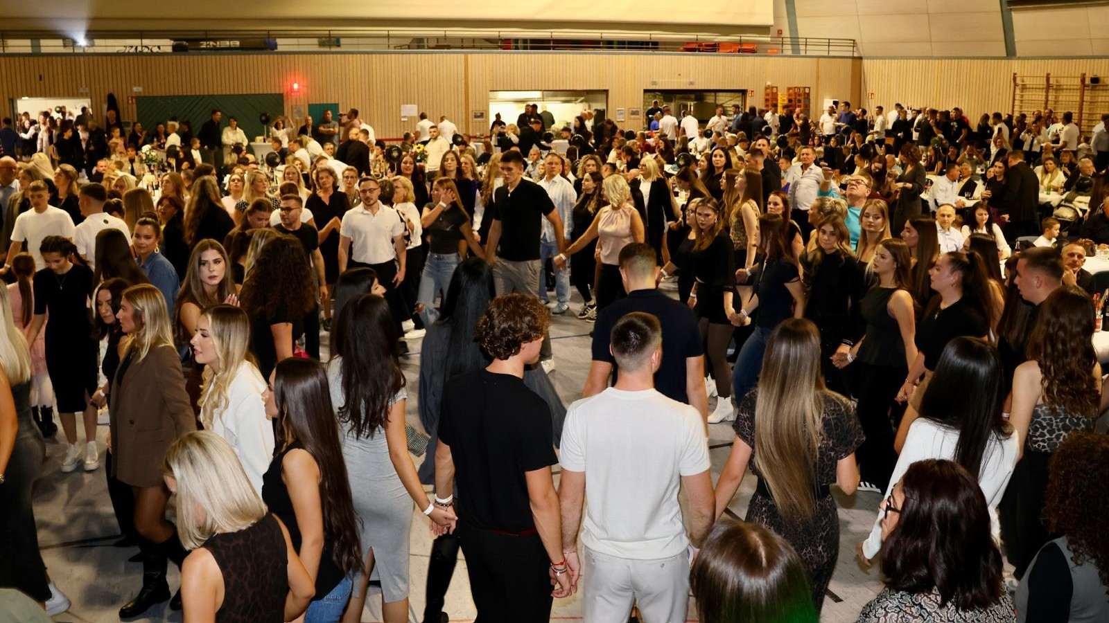 POSAVSKA VEČER U STUTTGARTU: Više od 1.100 gostiju na 10. kulturno-zabavnoj manifestaciji Hrvata iz Bosanske Posavine