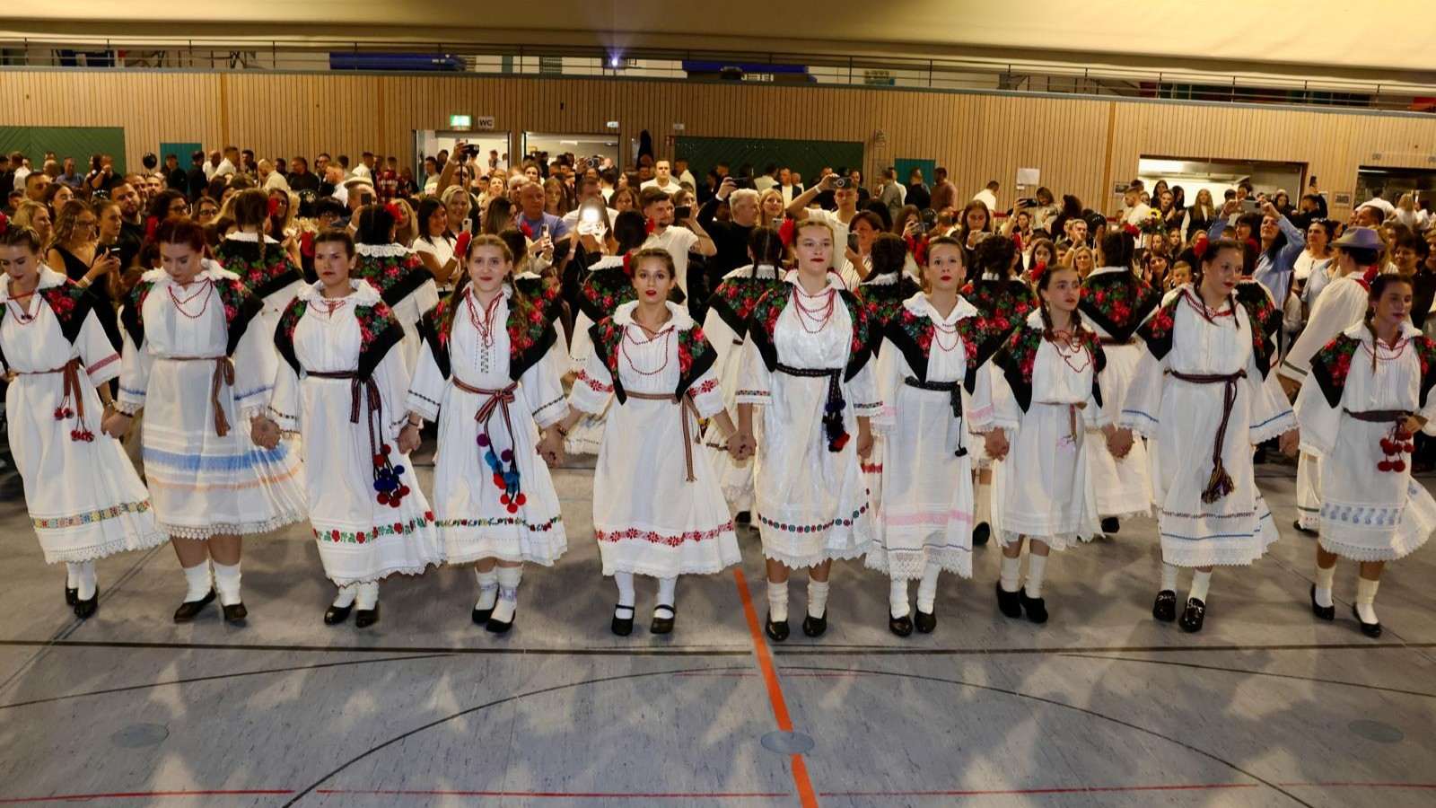 POSAVSKA VEČER U STUTTGARTU: Više od 1.100 gostiju na 10. kulturno-zabavnoj manifestaciji Hrvata iz Bosanske Posavine