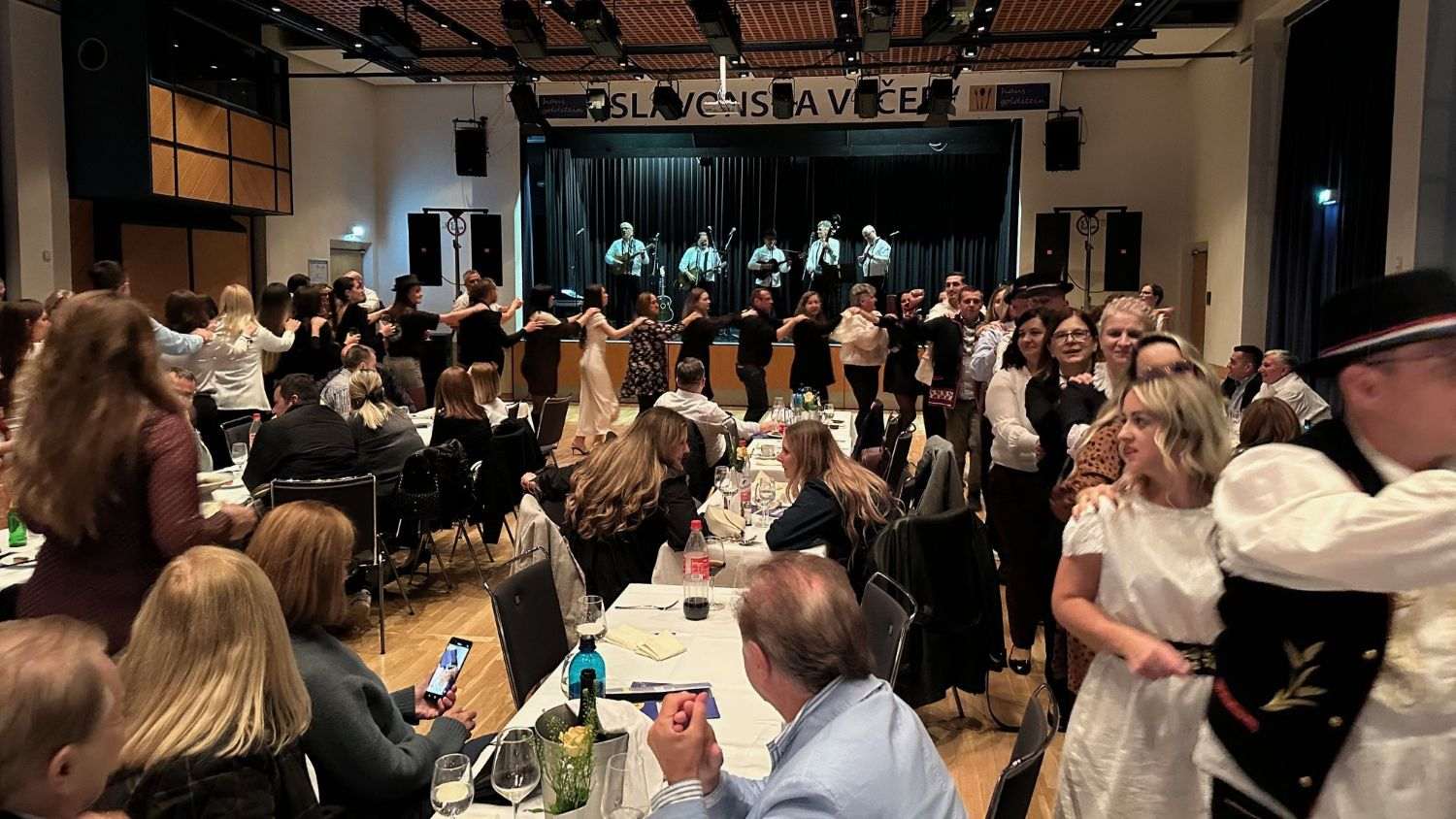 SLAVONSKE PJESME ODJEKIVALE MAJNOM: Slavonske Lole oduševile nastupom na Slavonskoj večeri u Frankfurtu zajedno sa TS Mirakul i folklorašima HKM iz Kelkheima