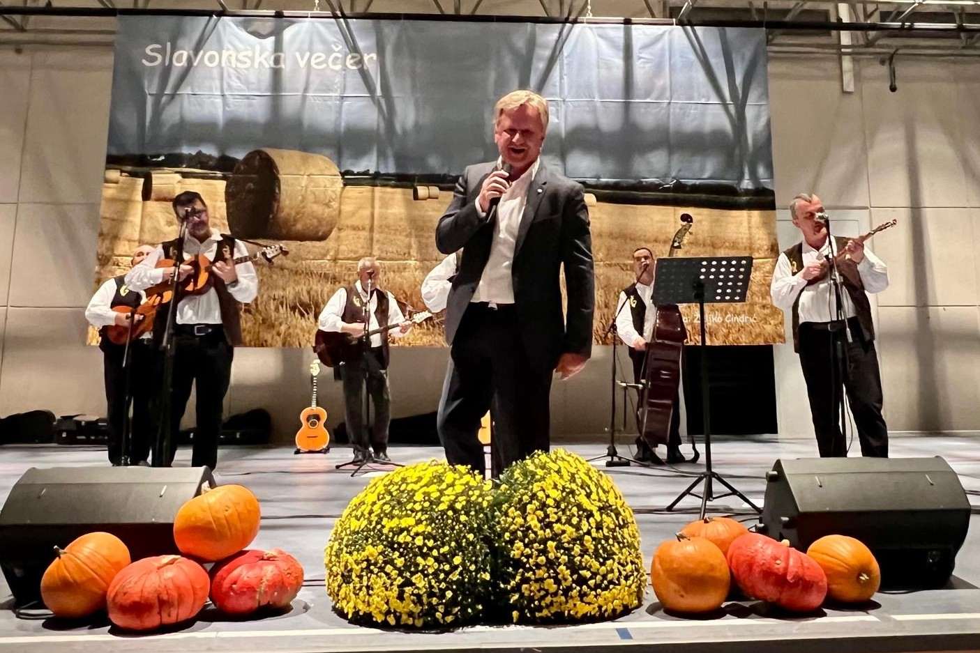 21. SLAVONSKA VEČER: Više od 1.000 posjetitelja u Gerlingenu uživa u raskoši narodnih nošnji i plesu te pjesmama koje griju dušu