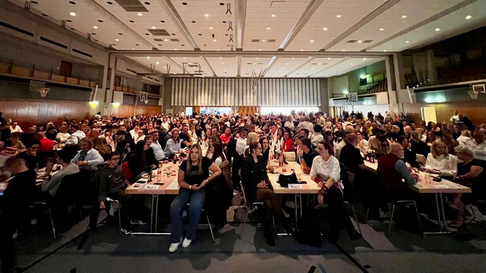 21. SLAVONSKA VEČER: Više od 1.000 posjetitelja u Gerlingenu uživa u raskoši narodnih nošnji i plesu te pjesmama koje griju dušu