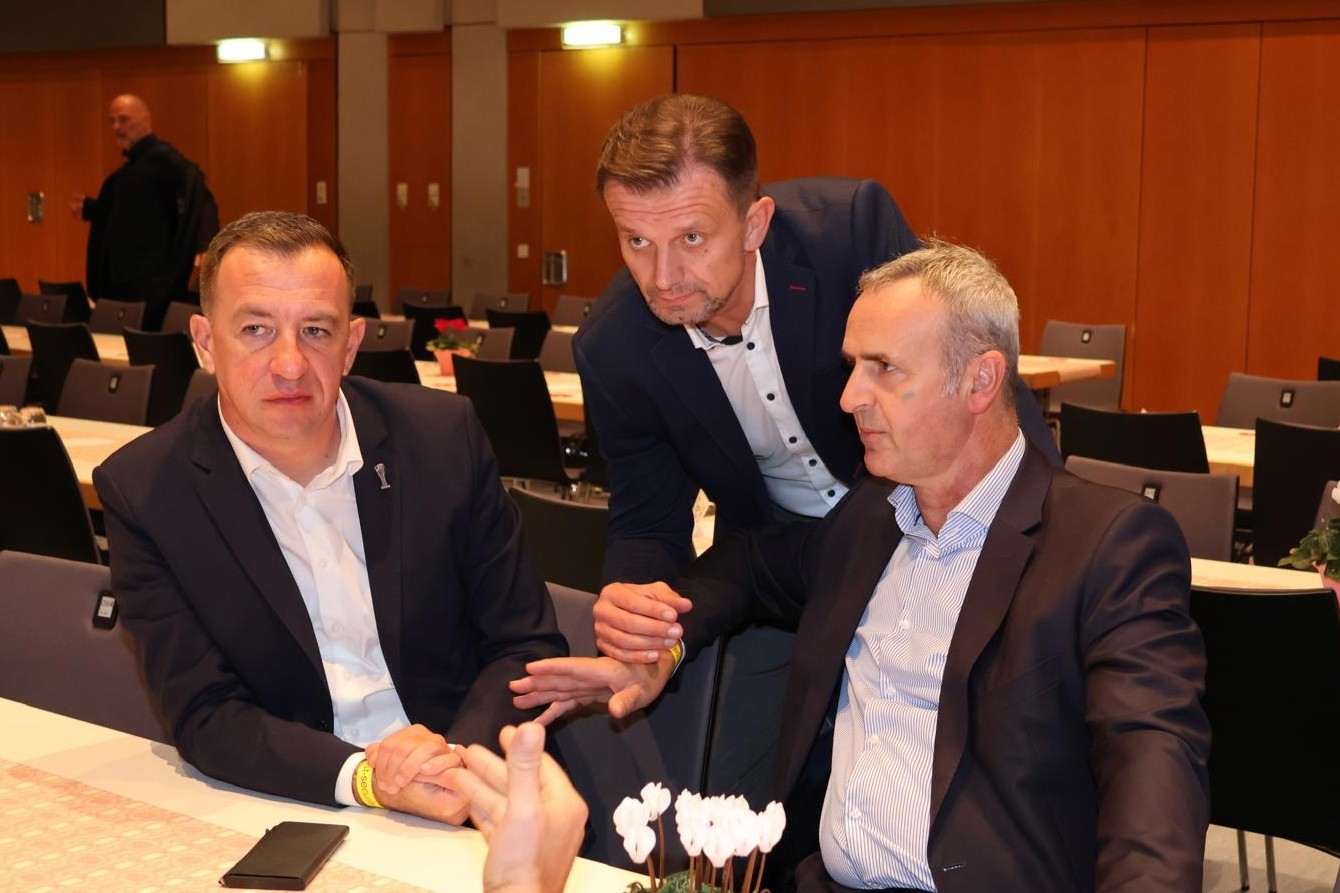 21. SLAVONSKA VEČER: Više od 1.000 posjetitelja u Gerlingenu uživa u raskoši narodnih nošnji i plesu te pjesmama koje griju dušu