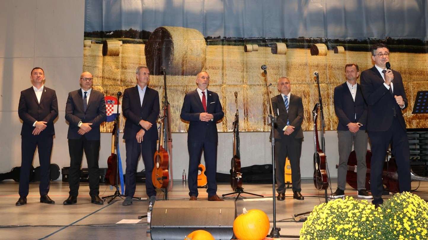 21. SLAVONSKA VEČER: Više od 1.000 posjetitelja u Gerlingenu uživa u raskoši narodnih nošnji i plesu te pjesmama koje griju dušu