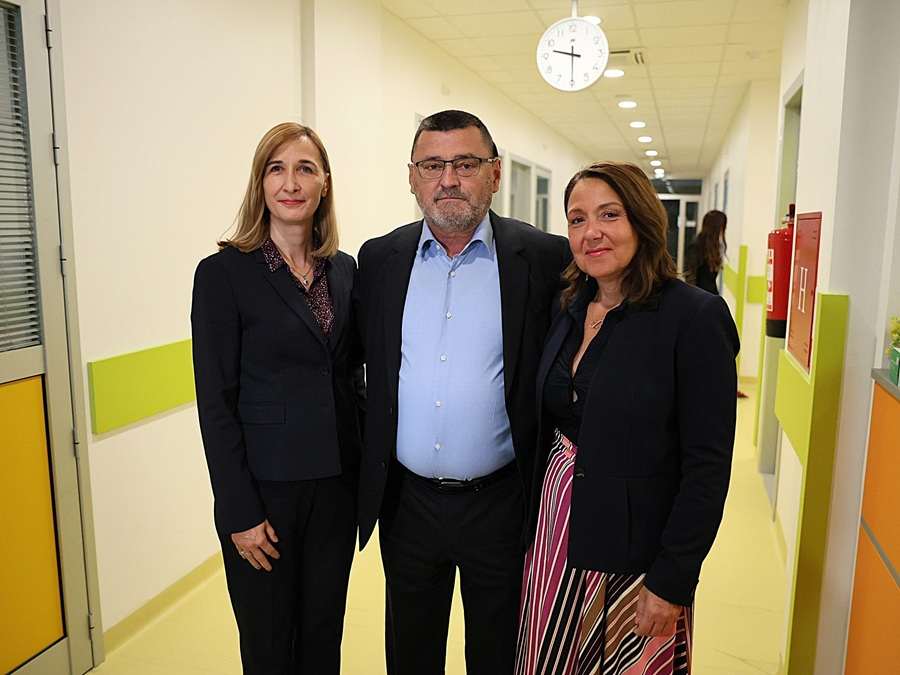 MINISTRICE HRSTIĆ I MIKUŠ-ŽIGMAN URUČILE MILIJUNSKI UGOVOR: Mostar dobiva 3,5 milijuna eura za borbu protiv raka – novi linearni akcelerator stiže u SKB Ante Kvesić , Irena Hrstić, Nataša Mikuš-Žigman / Foto: Hina /Fena