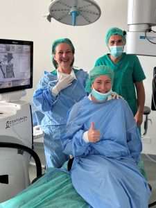 Prof.dr.sc. Iva Dekaris, dr.med spec oftalmolog ,tehničar Predrag sa zadovoljnom pacijenticom nakon operacije sive mrene 