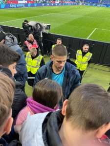 MLADI HRVATI IZ NJEMAČKE UPOZNALI SVOG IDOLA: Andrej Kramarić oduševio najmlađe navijače u Sinsheimu