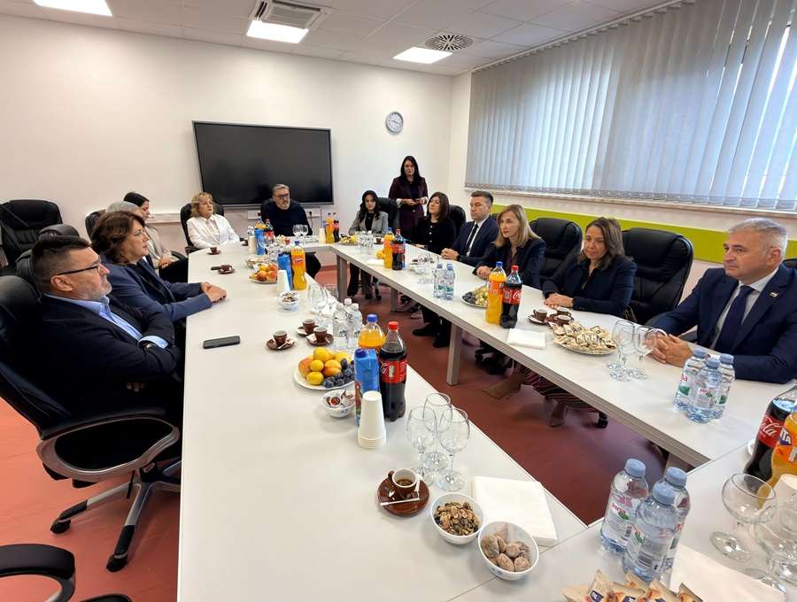 MINISTRICE HRSTIĆ I MIKUŠ-ŽIGMAN URUČILE MILIJUNSKI UGOVOR: Mostar dobiva 3,5 milijuna eura za borbu protiv raka – novi linearni akcelerator stiže u SKB MINISTRICE HRSTIĆ I MIKUŠ-ŽIGMAN URUČILE MILIJUNSKI UGOVOR: Mostar dobiva 3,5 milijuna eura za borbu protiv raka – novi linearni akcelerator stiže u SKB