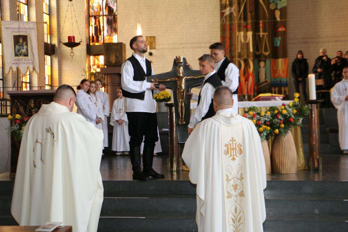 U HKŽ Wiesbaden blagoslovljen stoljetni križ / Foto: Fenix (MD)