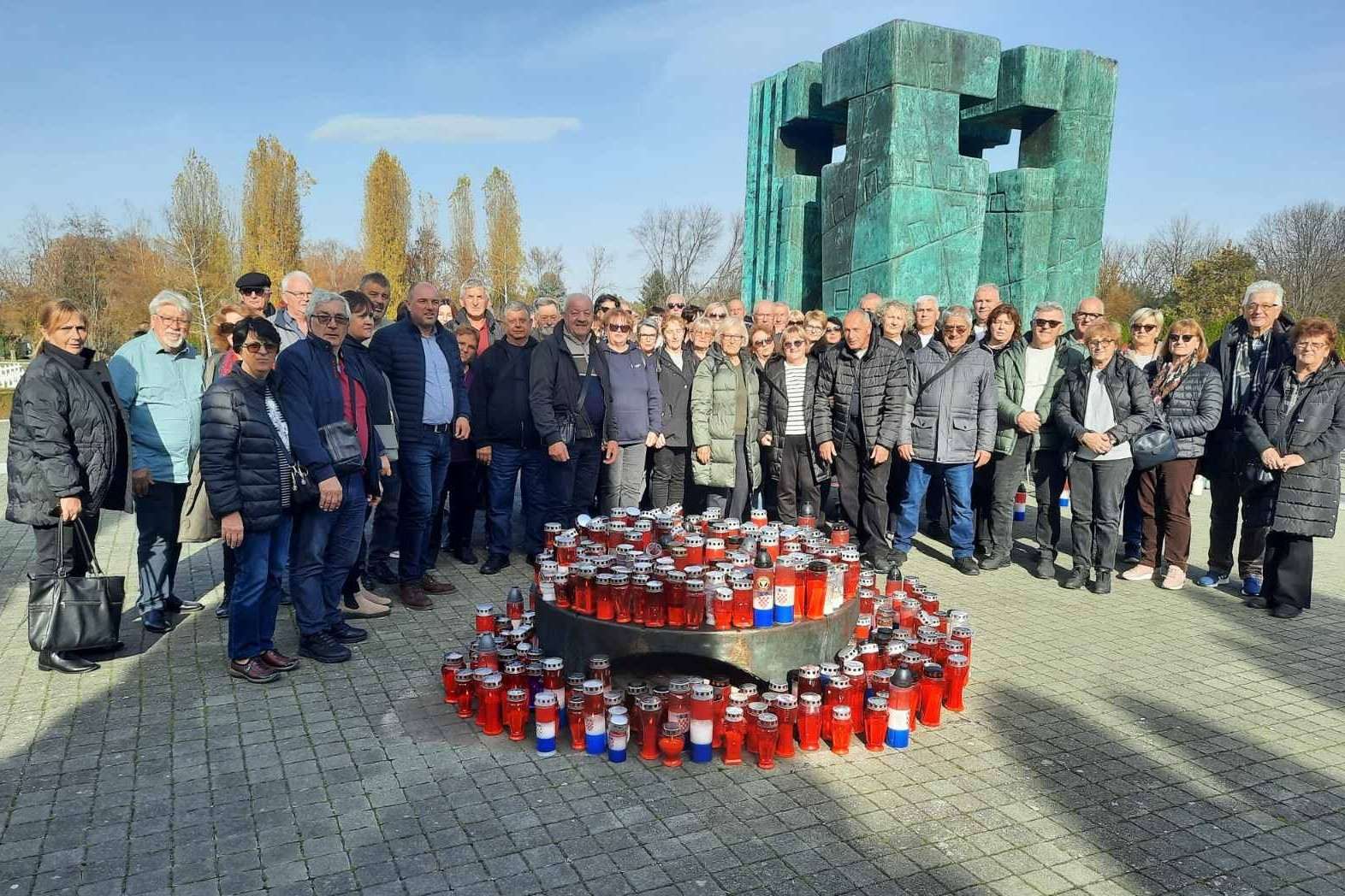 NIKAD NE ZABORAVITI: Hrvatski branitelji i članovi HVIDRE s juga Hrvatske poklonili se žrtvama Vukovara