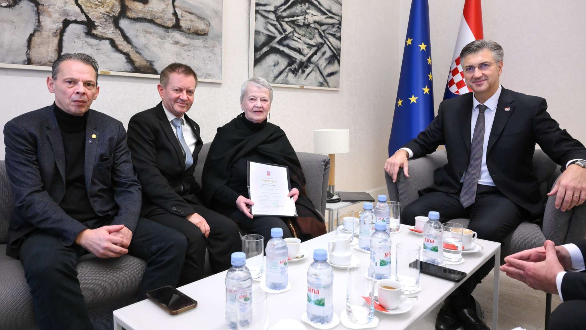 U ZNAK ZAHVALNOSTI: Premijer Plenković dodijelio hrvatsko državljanstvo heroju Vukovara Jean-Michelu Nicolieru i njegovoj majci Lyliane Fournier