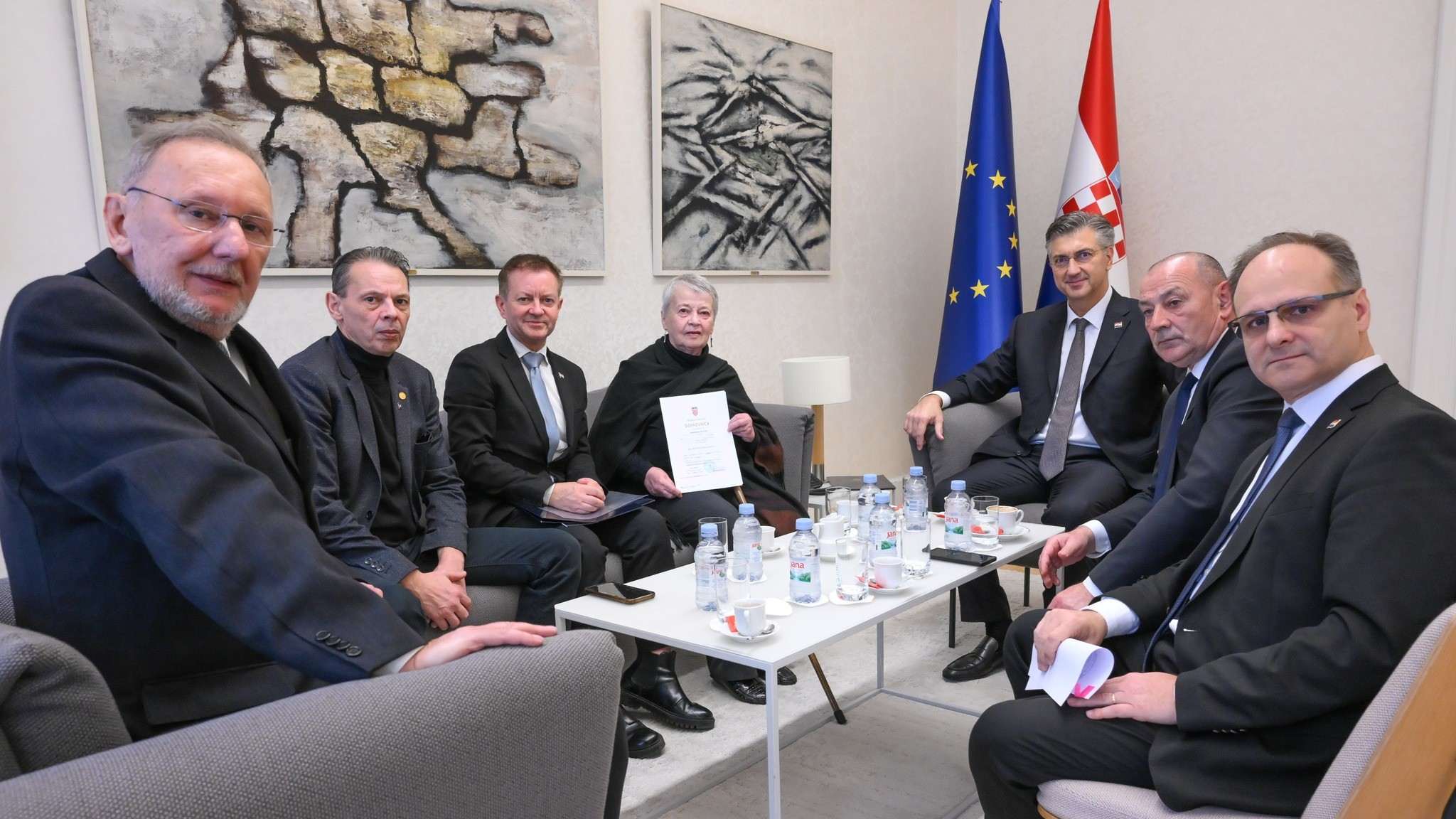 U ZNAK ZAHVALNOSTI: Premijer Plenković dodijelio hrvatsko državljanstvo heroju Vukovara Jean-Michelu Nicolieru i njegovoj majci Lyliane Fournier