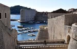 (FOTO) DUBROVNIK: Dubrovačke zidine, duljine 1940 metara, od početka godine obišlo 820 tisuća posjetitelja