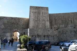 (FOTO) DUBROVNIK: Dubrovačke zidine, duljine 1940 metara, od početka godine obišlo 820 tisuća posjetitelja