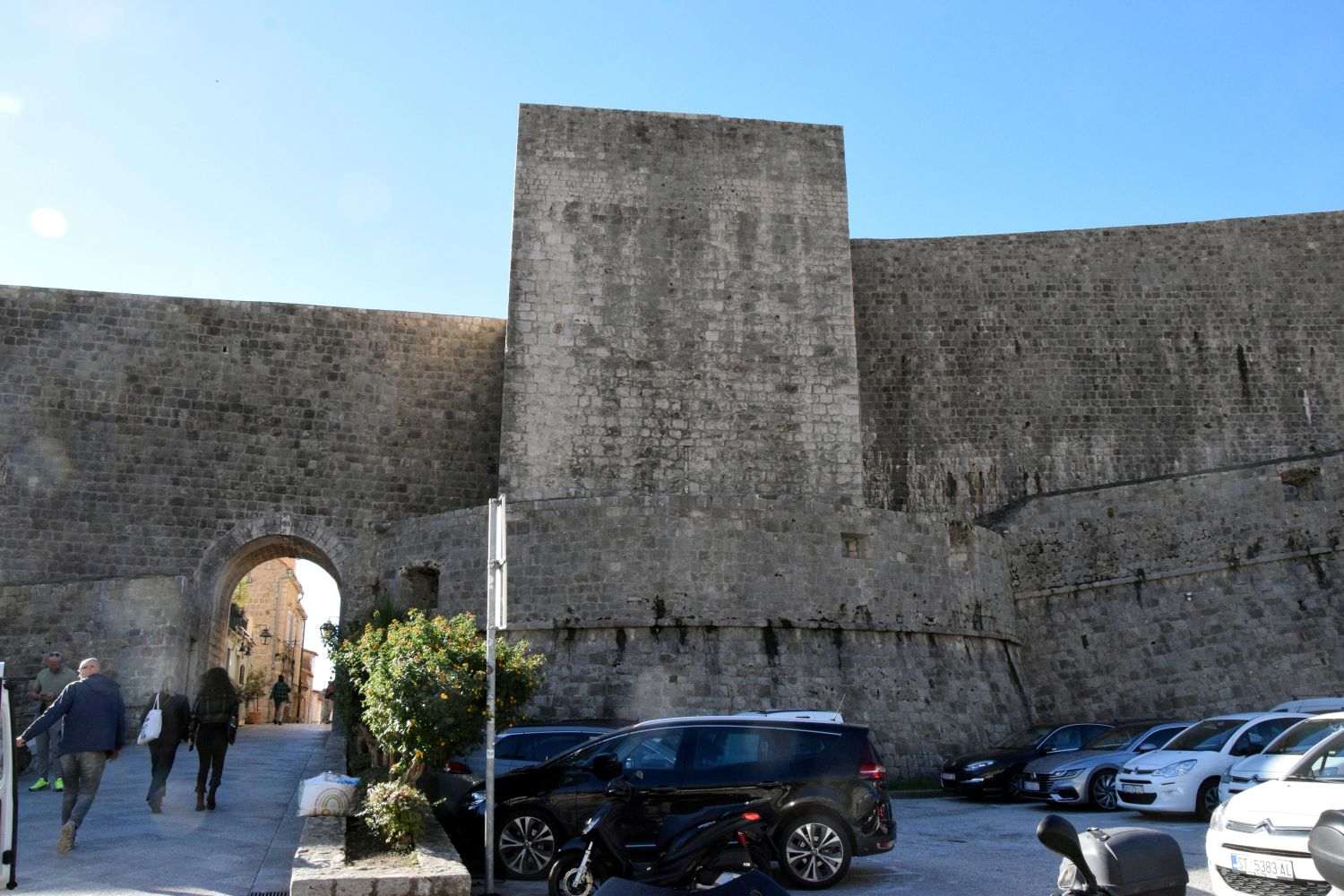 (FOTO) DUBROVNIK: Dubrovačke zidine, duljine 1940 metara, od početka godine obišlo 820 tisuća posjetitelja
