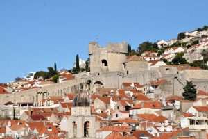 (FOTO) DUBROVNIK: Dubrovačke zidine, duljine 1940 metara, od početka godine obišlo 820 tisuća posjetitelja