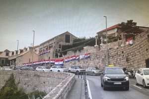 DUBROVNIK: Kapelica u hrvatskim bojama i simbolom Vukovara DUBROVNIK: Kapelica u hrvatskim bojama i simbolom Vukovara