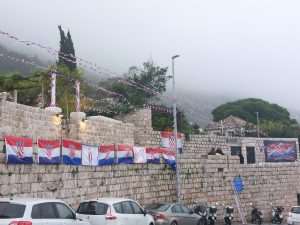 DUBROVNIK: Kapelica u hrvatskim bojama i simbolom Vukovara DUBROVNIK: Kapelica u hrvatskim bojama i simbolom Vukovara
