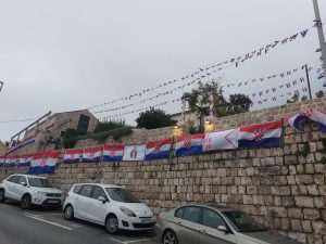 DUBROVNIK: Kapelica u hrvatskim bojama i simbolom Vukovara DUBROVNIK: Kapelica u hrvatskim bojama i simbolom Vukovara