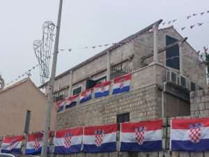 DUBROVNIK: Kapelica u hrvatskim bojama i simbolom Vukovara DUBROVNIK: Kapelica u hrvatskim bojama i simbolom Vukovara