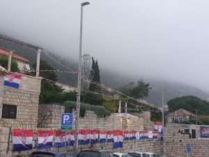 DUBROVNIK: Kapelica u hrvatskim bojama i simbolom Vukovara DUBROVNIK: Kapelica u hrvatskim bojama i simbolom Vukovara