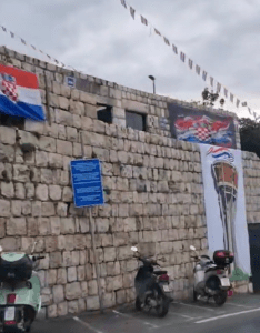 DUBROVNIK: Kapelica u hrvatskim bojama i simbolom Vukovara DUBROVNIK: Kapelica u hrvatskim bojama i simbolom Vukovara