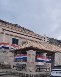 DUBROVNIK: Kapelica u hrvatskim bojama i simbolom Vukovara DUBROVNIK: Kapelica u hrvatskim bojama i simbolom Vukovara