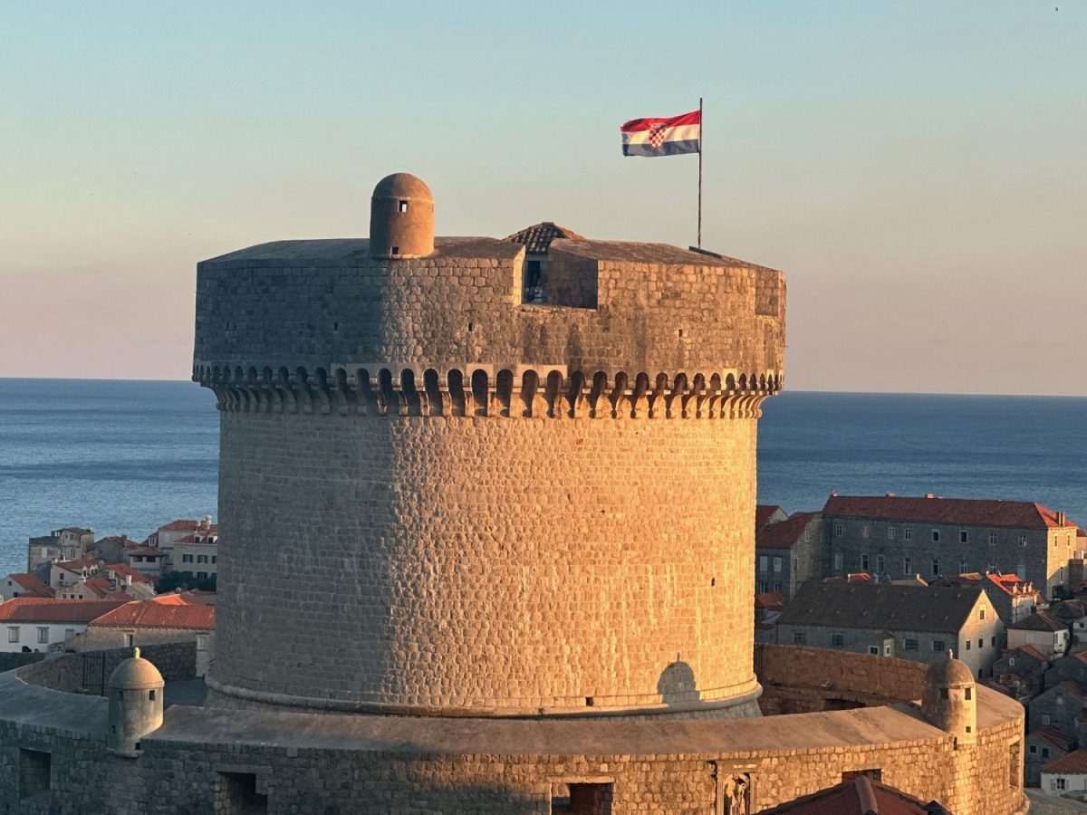 DUBROVNIK: Kapelica u hrvatskim bojama i simbolom Vukovara DUBROVNIK: Kapelica u hrvatskim bojama i simbolom Vukovara