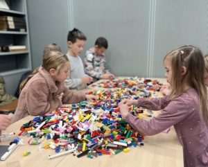„LEGO“ AVANTURA U OSLU: Učenici Hrvatske dopunske škole u Oslu proveli dan ispunjen kreativnošću, bojama i idejama