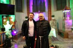 ANTONIO TKALEC U MAINZU: Pjesmom i pričom o obitelji, djetinjstvu, ocu i bratu stvorio večer koju će vjernici pamtiti