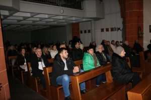 ANTONIO TKALEC U MAINZU: Pjesmom i pričom o obitelji, djetinjstvu, ocu i bratu stvorio večer koju će vjernici pamtiti