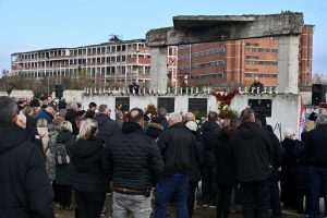 Polaganje vijenaca ispred ostataka Borovo Commerce/ Foto: Hina