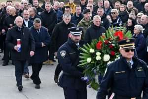 Polaganje vijenaca ispred ostataka Borovo Commerce/ Foto: Hina
