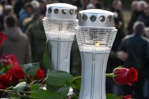 Polaganje vijenaca ispred ostataka Borovo Commerce/ Foto: Hina