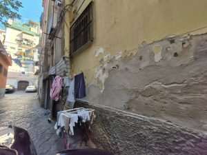 Odjeća se suši na ulici kojom prolaze vozila / Foto: Fenix (MD)