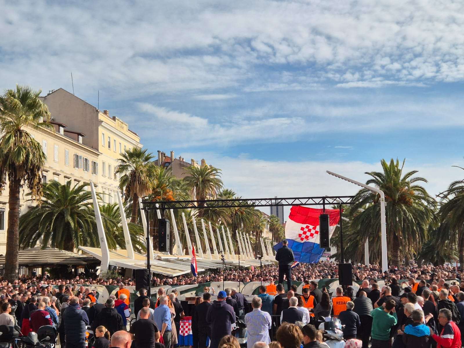 PORUKA S PROSVJEDA NA RIVI: Dosta je kriminalizacije onih koji su Hrvatsku stvarali i mladih koji je žele braniti istinom, ponosom i ljubavlju! Splitska Riva / Foto: Fenix (Davor Puđa)
