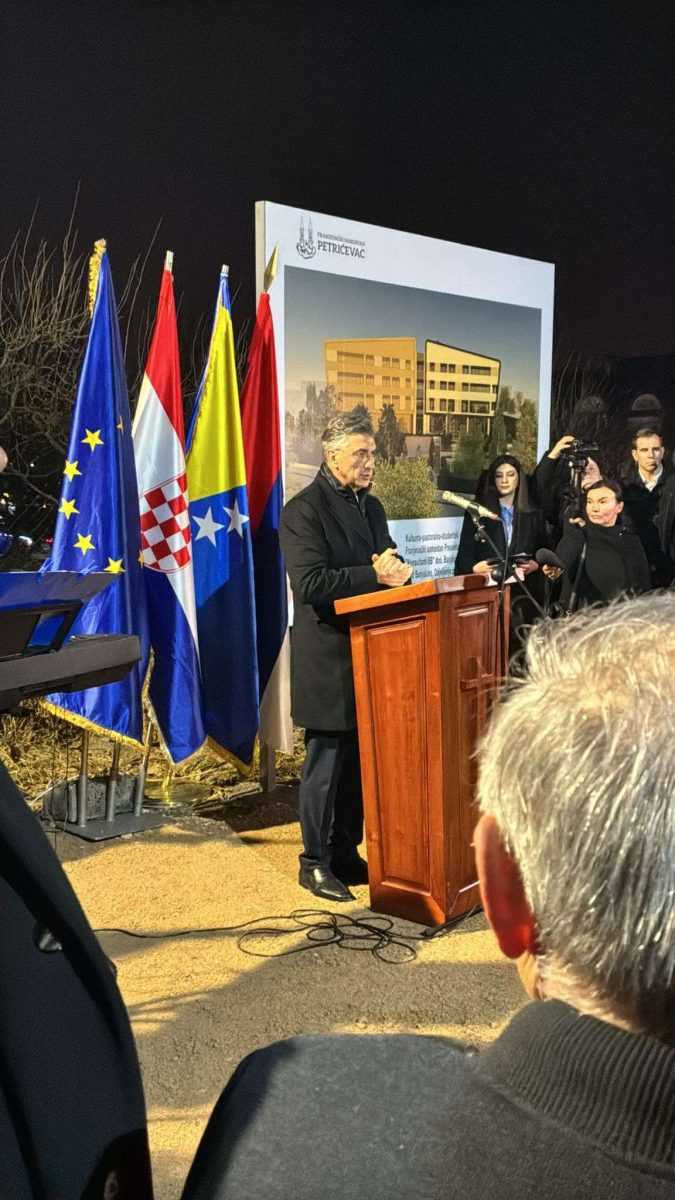 HRVATSKA NASTAVLJA PRUŽATI POTPORU: Svečano položen kamen temeljac za Studentsko-kulturni pastoralni centar u Banja Luci Andrej Plenković na svečanosti polaganja kamena temeljca za Studentsko-kulturni pastoralni centar u Petrićevcu/ Foto: Fenix (K.K.)