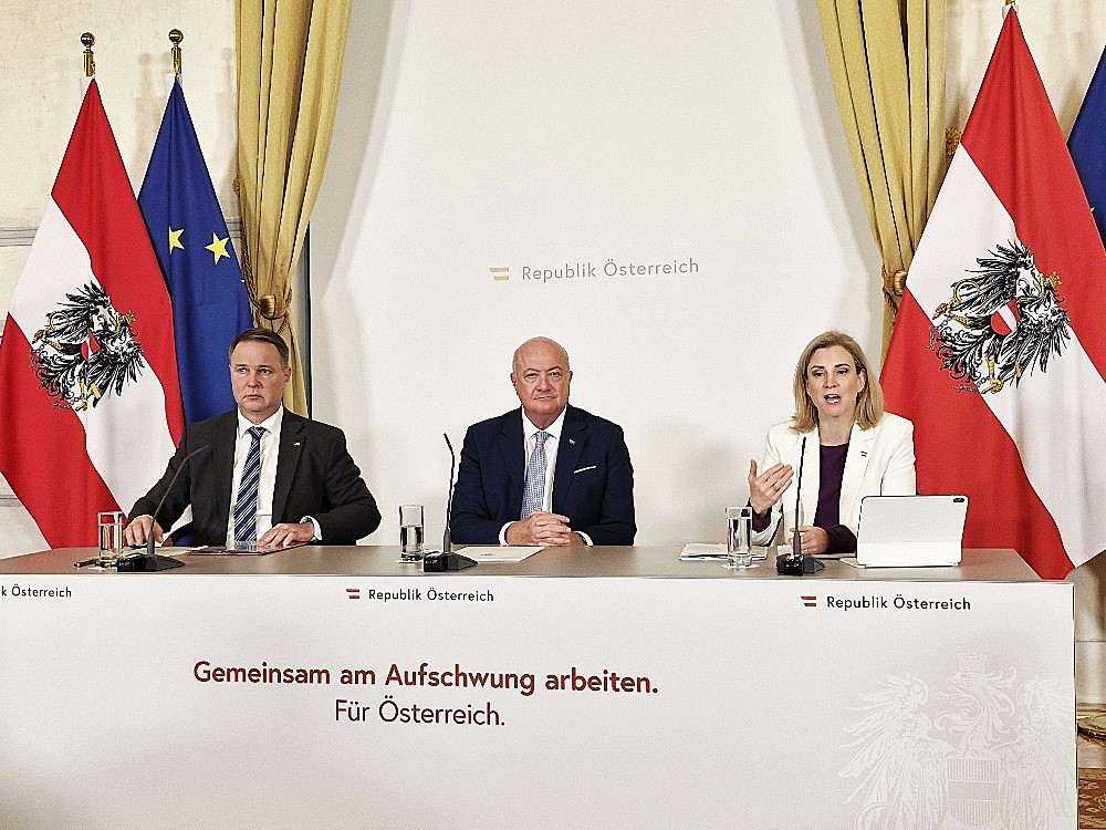 POREZNE OLAKŠICE: Austrijska Vlada odlučila s neoporezivih 15.000 eura godišnje stimulirati umirovljenike da ostanu raditi. Rasterećuje i prekovremeni rad Potkancelar Babler, kancelar Stocker i šefica diplomacije Meinl-Reisinger (desno)