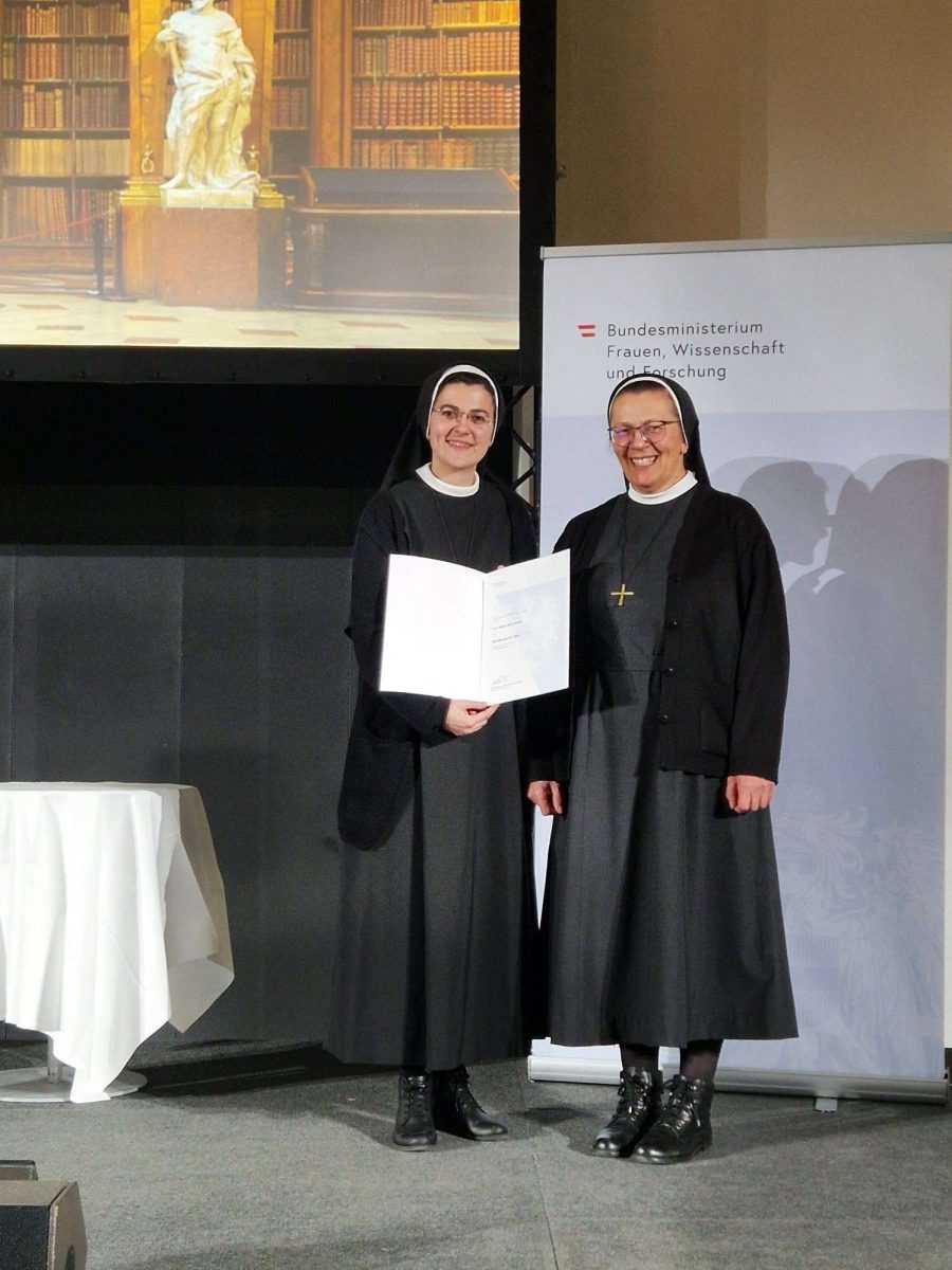 S. Josipa Pavla Jakić (lijevo) s nagradom/ Foto: Privatna arhiva (Josipa Pavla Jakić)