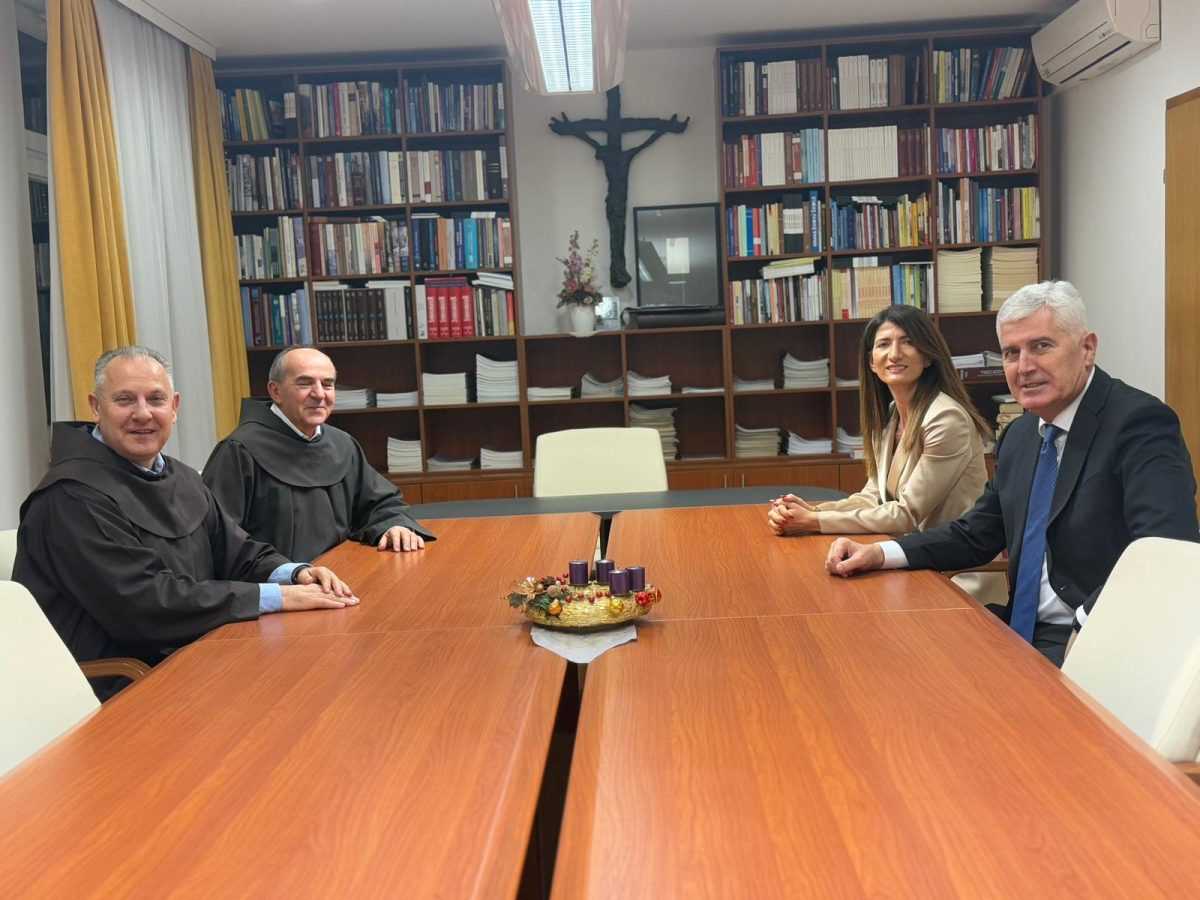 Sastanak s provincijalom Franjevačke provincije Bosne Srebrene fra Dadićem/ Foto: Ured za informiranje HNS-a