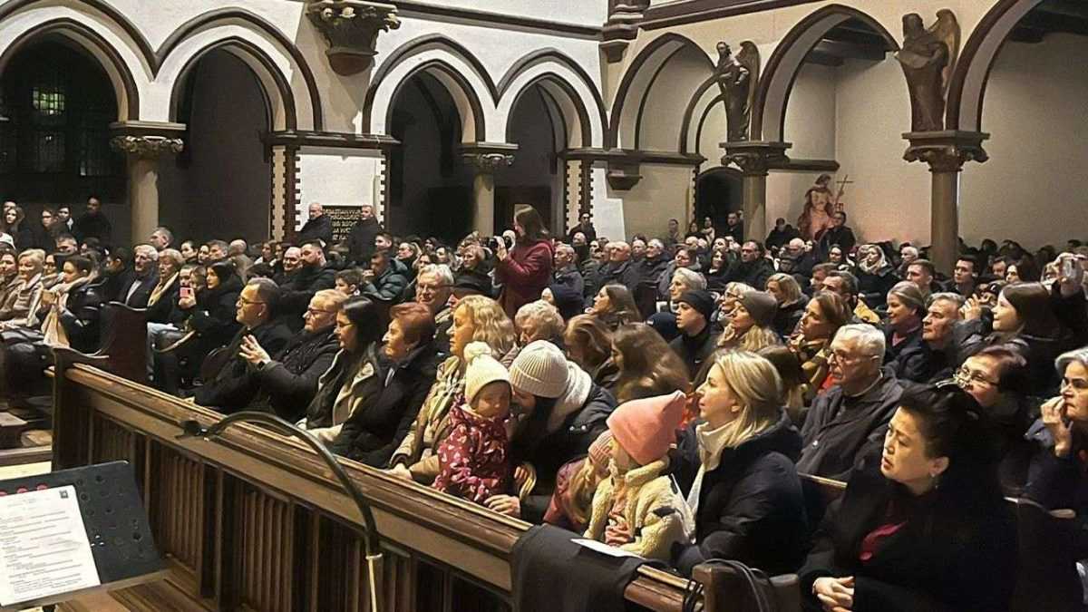 HKM BERLIN: Vrhunski glazbenici i zborovi te klapa Poverello i misijski folklor upriličili Božićni koncert za pamćenje  
