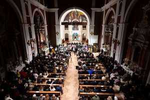 BOŽIĆNI KONCERT U BAZILICI ČUDOTVORNE GOSPE SINJSKE: Ansambl LADO priredio najljepši božićni poklon u iščekivanja najradosnijeg katoličkog blagdana Božića