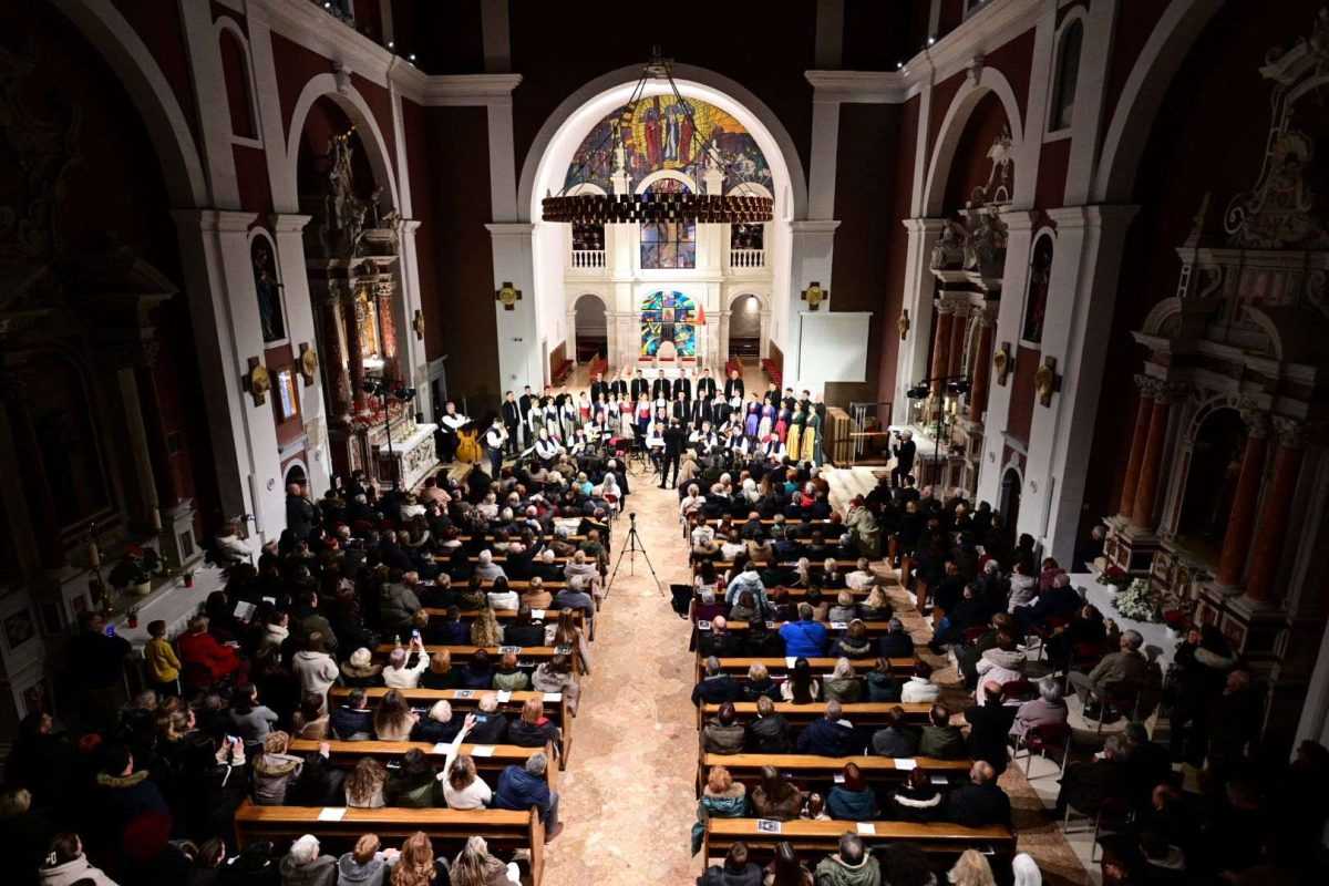 BOŽIĆNI KONCERT U BAZILICI ČUDOTVORNE GOSPE SINJSKE: Ansambl LADO priredio najljepši božićni poklon u iščekivanja najradosnijeg katoličkog blagdana Božića
