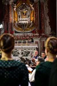 BOŽIĆNI KONCERT U BAZILICI ČUDOTVORNE GOSPE SINJSKE: Ansambl LADO priredio najljepši božićni poklon u iščekivanja najradosnijeg katoličkog blagdana Božića