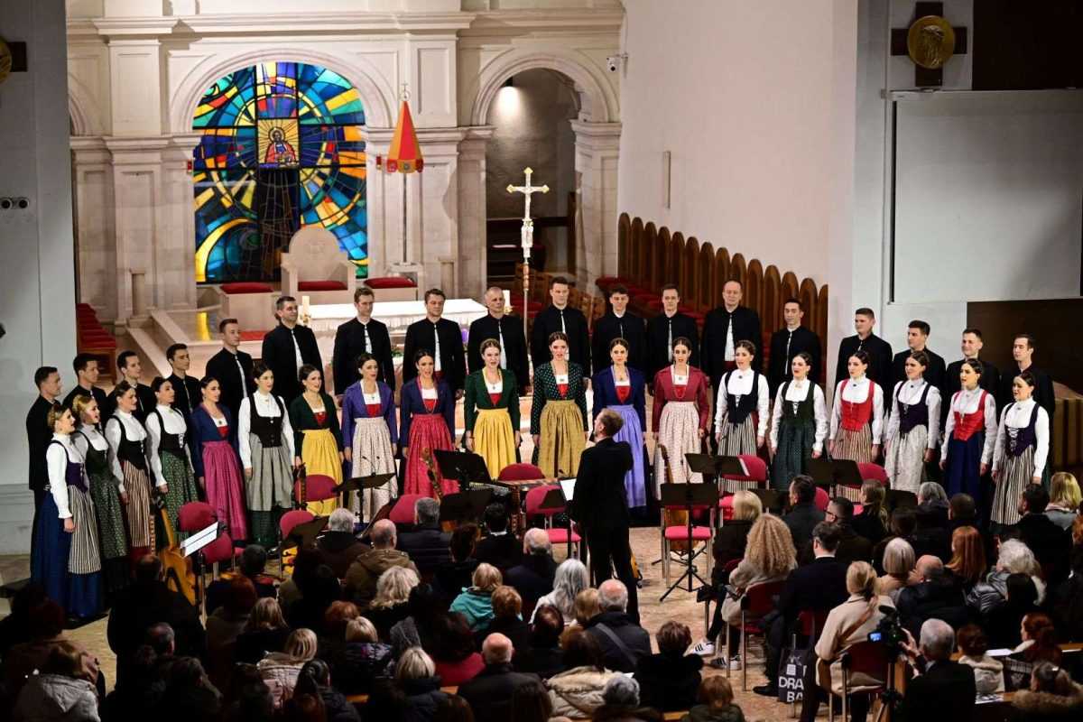 BOŽIĆNI KONCERT U BAZILICI ČUDOTVORNE GOSPE SINJSKE: Ansambl LADO priredio najljepši božićni poklon u iščekivanja najradosnijeg katoličkog blagdana Božića