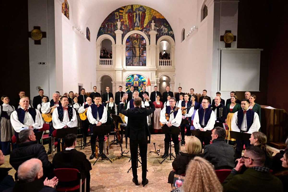 BOŽIĆNI KONCERT U BAZILICI ČUDOTVORNE GOSPE SINJSKE: Ansambl LADO priredio najljepši božićni poklon u iščekivanja najradosnijeg katoličkog blagdana Božića