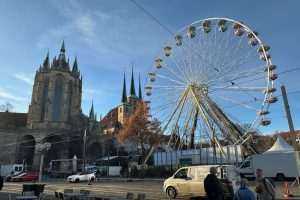 OČARAVAJUĆI ERFURT: Oko 200 drvenih kućica nude raznoliku ponudu, od tirinških kobasica do erfurtskog božićnog peciva