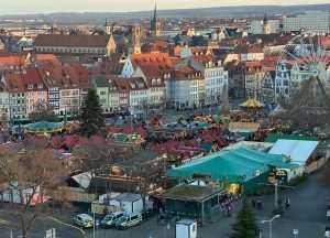 OČARAVAJUĆI ERFURT: Oko 200 drvenih kućica nude raznoliku ponudu, od tirinških kobasica do erfurtskog božićnog peciva