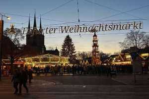 OČARAVAJUĆI ERFURT: Oko 200 drvenih kućica nude raznoliku ponudu, od tirinških kobasica do erfurtskog božićnog peciva