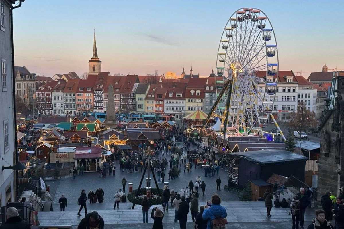 OČARAVAJUĆI ERFURT: Oko 200 drvenih kućica nude raznoliku ponudu, od tirinških kobasica do erfurtskog božićnog peciva