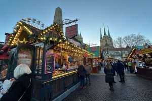 OČARAVAJUĆI ERFURT: Oko 200 drvenih kućica nude raznoliku ponudu, od tirinških kobasica do erfurtskog božićnog peciva